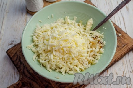 К смеси яиц, лука и риса выложите натёртый сыр, перемешайте и начинка для фарширования отваренных тушек кальмаров готова.