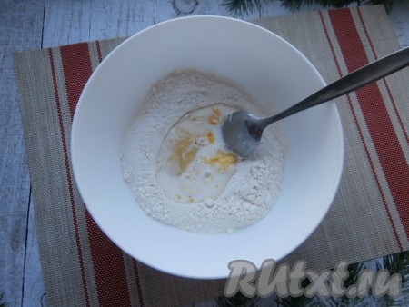 Небольшими порциями влить чуть тёплое молоко, замешивать тесто ложкой. Когда тесто станет более плотным, вымесить его руками.