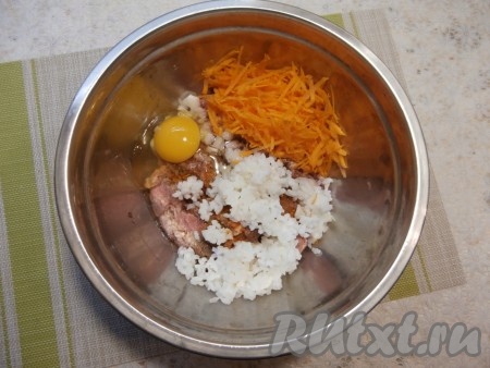 Половинку морковки натереть на средней тёрке и вместе с сырым яйцом выложить в миску с фаршем. Хорошо фарш перемешать.