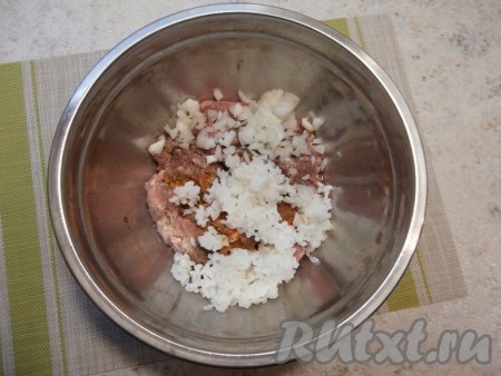 Нарезать одну луковицу на маленькие кусочки и вместе с рисом выложить в миску с фаршем.