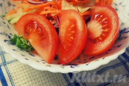 Положить в салат нарезанный помидор и красный лук, порезанный тонкими полукольцами.
