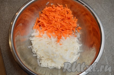 Натереть на крупной тёрке дайкон и морковку, сложить в глубокую миску.