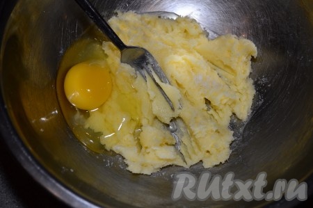 Вилкой смешать сахар и масло в однородную массу. Вбить в миску сырое яйцо, всыпать щепотку соли.
