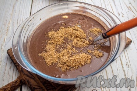 Переложите пряничную крошку в подходящую по объёму миску, добавьте молочно-шоколадную смесь и перемешайте.
