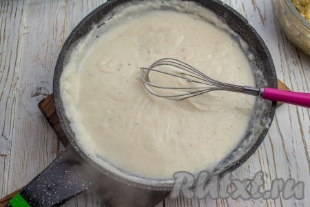 Тщательно перемешивая, доведите сметанный соус до кипения и снимите с плиты.