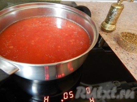 Затем добавить пюрированные томаты в собственном соку, перемешать, довести до кипения и варить суп еще 5 минут. Добавить соль, приправить специями.
