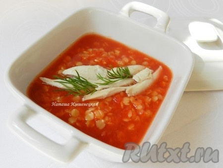 Выключить огонь и дать томатному супу с чечевицей настояться 20 минут. Перед подачей добавить в тарелки куриное мясо и зелень. 
