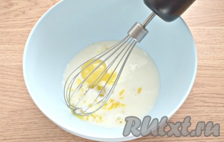 Чтобы кекс получился удачным, используемые ингредиенты должны быть комнатной температуры. Яйца разделяем на белки и желтки. Сначала работаем с желтками, белки отставляем в сторонку. Желтки выкладываем в достаточно объёмную миску, вливаем к ним молоко и перемешиваем миксером до однородной консистенции (примерно, 1 минуту).