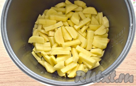 В чашу мультиварки выкладываем очищенную картошку, нарезанную на небольшие брусочки. 