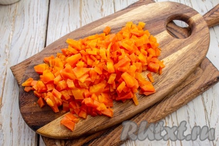 На мелкие кубики нарежьте и варёную морковку, переложите в кастрюлю к картошке с яйцами.