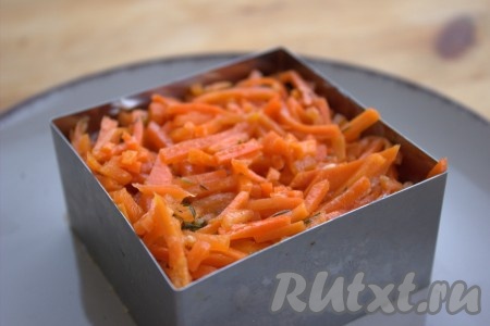 Завершающим слоем выложить корейскую морковь. Дать салатику настояться в холодильнике 2-3 часа.