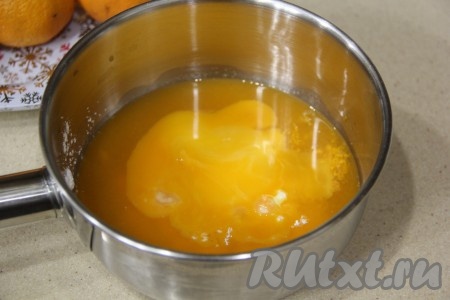 Добавить сырой яичный желток, перемешать массу венчиком.