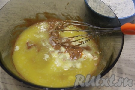 К смеси сгущёнки и яиц добавить растопленное масло и перемешать массу венчиком до однородного состояния.
