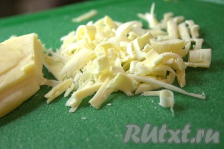 Сыр натереть на средней тёрке.