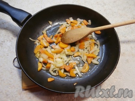 Обжарить морковку с луком на растительном масле, помешивая, до мягкости (в течение 3-4 минут) на среднем огне.