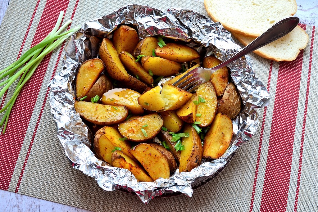 Картошка по-деревенски в фольге в духовке - рецепт с фото