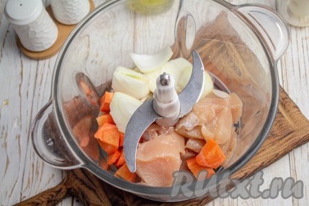 Для приготовления начинки в чашу блендера (или мясорубку) выложите куриное филе, очищенные и нарезанные на кусочки морковку и лук. Морковь нужна больше для цвета и сочности, если не любите, то не добавляйте её.