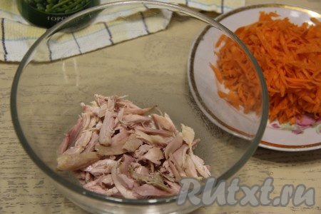 Копчёное куриное мясо отделить от костей, порвать на волокна и выложить в глубокую миску.