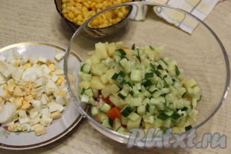 Свежий (или маринованный) огурец нарезать на кубики и тоже добавить в салатник.