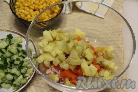 Затем добавить в салатник картошку. 