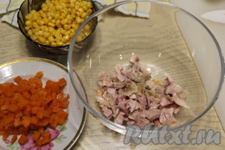 Копчёную курицу (у меня был окорочок) отделить от костей и нарезать на кубики. Выложить в салатник. Морковь и картошку почистить.