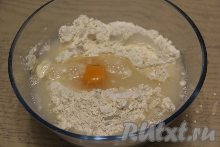 Сперва замесить тесто, для этого в глубокой миске соединить муку с солью, добавить сырое яйцо. Начинать замешивать тесто столовой ложкой, постепенно вливая воду и хорошо перемешивая. Мука у всех разная и поэтому воду она заберёт по-разному.