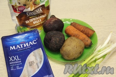 Подготовить продукты для приготовления роллов по-русски с селёдкой и картошкой. Свеклу, картошку и морковь сварить в кожуре до готовности. Картошину и морковку можно сварить в одной кастрюле (варим в кипящей воде 20-25 минут), а свеклу нужно варить отдельно (на отваривание потребуется минут 40-50). Варёные овощи остудить, а затем очистить их от кожуры. Зелёный лук промыть, дать ему обсохнуть. Для этого блюда желательно использовать спинную часть филе сельди, чтобы в разрезе чётко прослеживались брусочки рыбы (филе, нарезанное на кусочки, для этого рецепта не подойдёт).