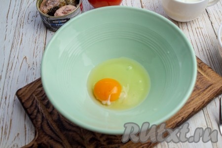 В миску вбейте сырое куриное яйцо, присолите его по вкусу.