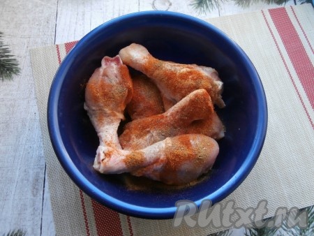 Куриные голени вымыть, немного обсушить. Посыпать солью, перцем, приправой для курицы и паприкой, тщательно перемешать, втирая специи в мясо.