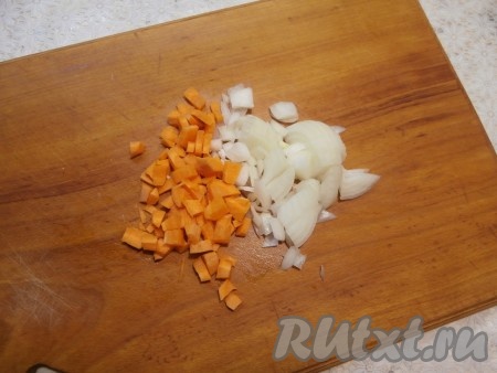 Очищенные лук и морковь нарезать произвольно.