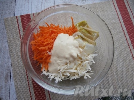 В миску с овощами и яблоком добавить получившуюся заправку, перемешать и подсолить салат по вкусу.