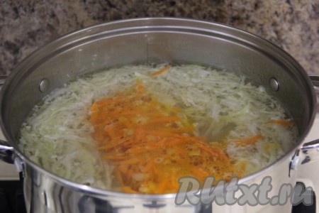 По истечении 15-20 минут, когда капуста с картошкой станут достаточно мягкими, выложить в кастрюлю обжаренные овощи.