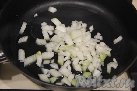 Пока варятся овощи, подготовим зажарку для щей. Для этого мелко нарезанную луковицу нужно выложить на прогретую с растительным маслом сковороду и обжарить до прозрачности, помешивая, на среднем огне.
