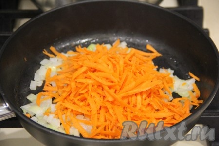 Когда лук станет прозрачным, выложить к нему натёртую морковку, сразу перемешать.