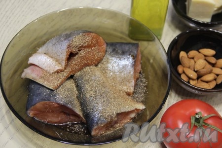 Кусочки горбуши выложить в глубокую миску, добавить к ним соевый соус и специи для рыбы. Перемешать кусочки рыбки и оставить на 20 минут просолиться и пропитаться специями.