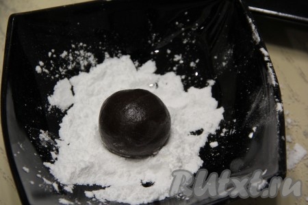 Сформировать из теста шарики любой формы (я сформировала шарики весом по 30 грамм). В небольшую пиалу насыпать 30 грамм сахарной пудры. Обвалять сформированные шарики со всех сторон в сахарной пудре. 