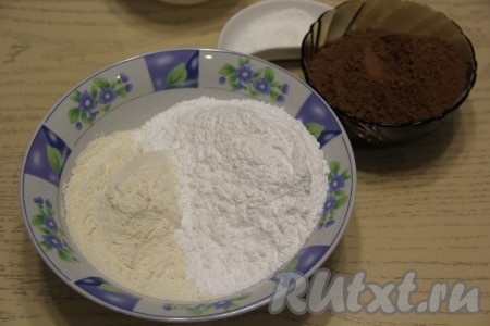 В миске соединить муку и 150 грамм сахарной пудры.