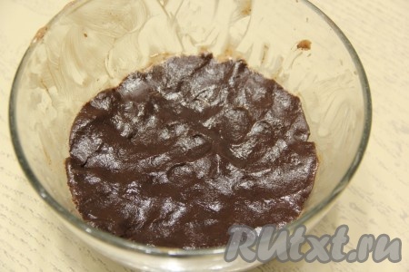 Сначала ложкой, а затем руками замесить шоколадное тесто для пряников, оно получится не плотным.