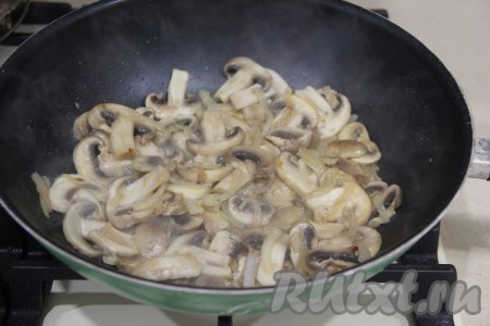 Обжарить грибы с луком в течение 5 минут, периодически перемешивая.