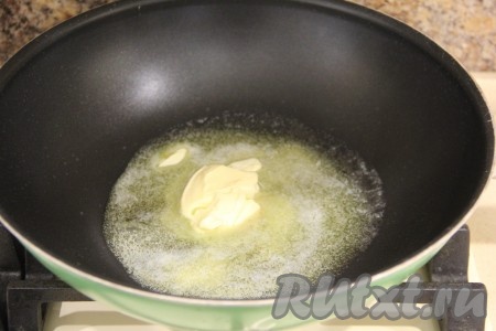 Если у вас есть вторая сковорода, то можно заняться грибами, пока жарится курица. В отдельную сковороду с высокими бортиками выложить сливочное масло и растопить его.