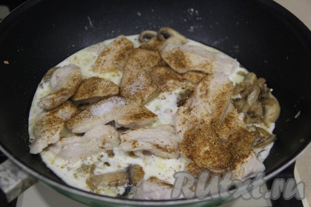 Влить в сковороду сливки и воду, перемешать, довести сливочно-грибной соус до кипения, убавить огонь и томить куриное филе под крышкой минут 15.