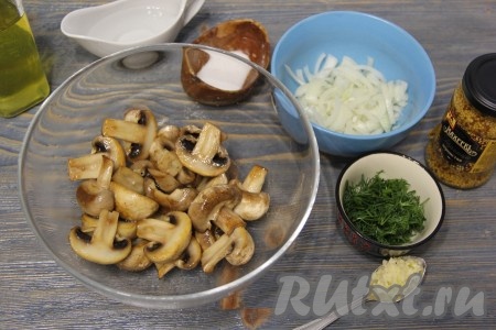 Переложить грибы со сковороды в миску. Лук почистить и нарезать на тонкие полукольца. Укроп вымыть и мелко нарезать. 