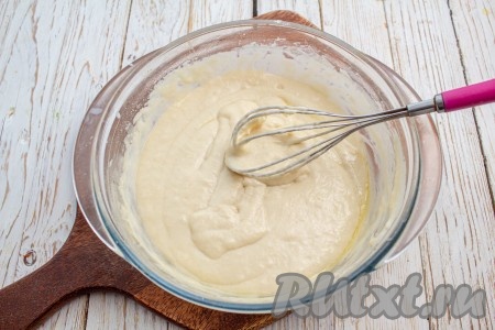 Тесто для оладий должно получиться густым, чтобы когда вы проводили венчиком, то след не растекался в течение 10 секунд.