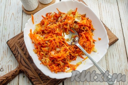 Переложите обжаренные лук с морковкой на тарелку, остудите и начинка для печёночных рулетиков готова.
