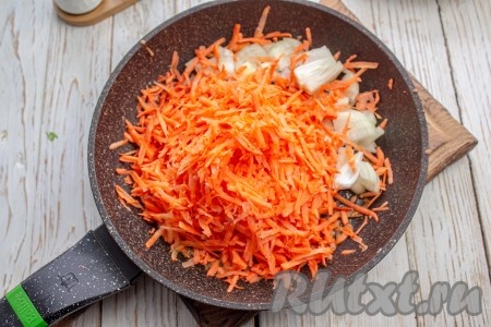 В сковороде нагрейте растительное масло, выложите мелко нарезанный лук, добавьте натёртую морковку. Обжаривайте овощи, иногда перемешивая, на среднем огне до мягкости (минут 7-8), затем посолите и поперчите их по вкусу.