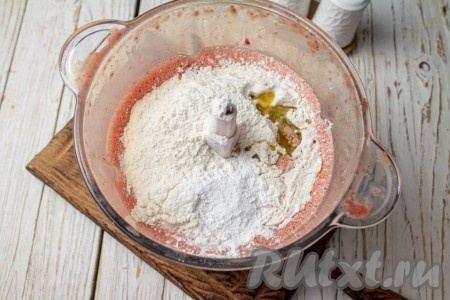 Затем всыпьте просеянную муку, соль и молотый перец. Ещё раз пробейте тесто до однородного состояния (или перемешайте венчиком).