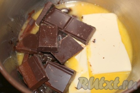 Для приготовления теста первым делом нужно растопить сливочное масло с кусочками шоколада.
