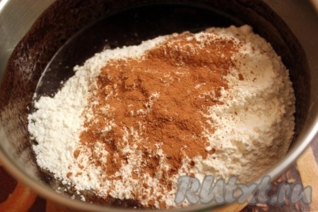 Затем в смесь масла и шоколада добавить сахар, муку, корицу и перемешать тесто.
