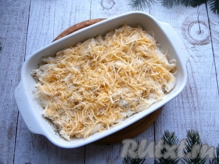 Сверху макароны присыпать оставшимися натёртыми 30 граммами сыра и отправить в разогретую до 200 градусов духовку.
