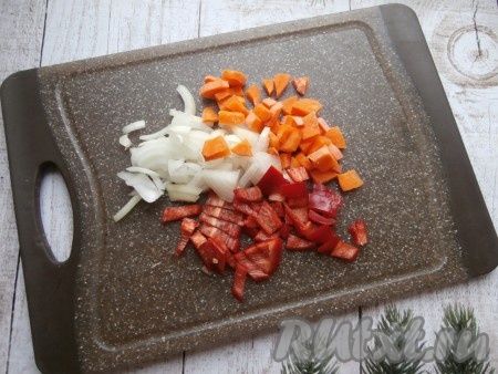Лук и половину морковки очистить. Болгарский перец отделить от семенной коробочки и удалить семена. Лук и морковку нарезать на небольшие кусочки. Нарезать на небольшие полосочки болгарский перец.